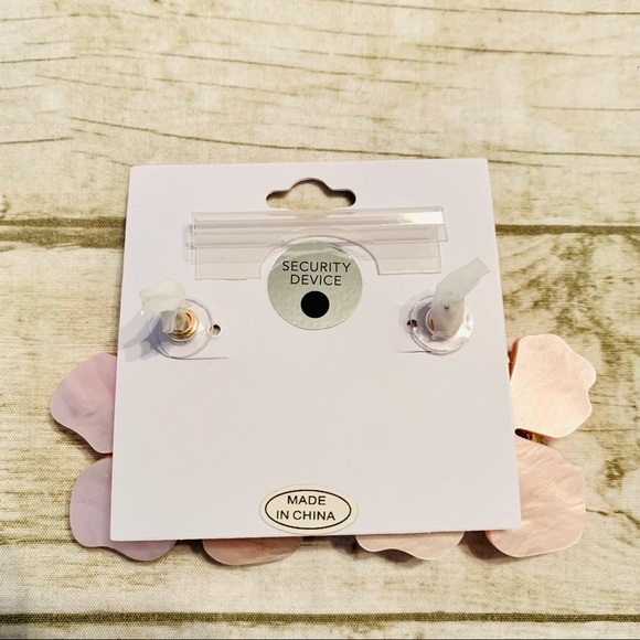 Mother Of Pearl Flower Earrings Light Pink/Gold - Picture 2 of 8